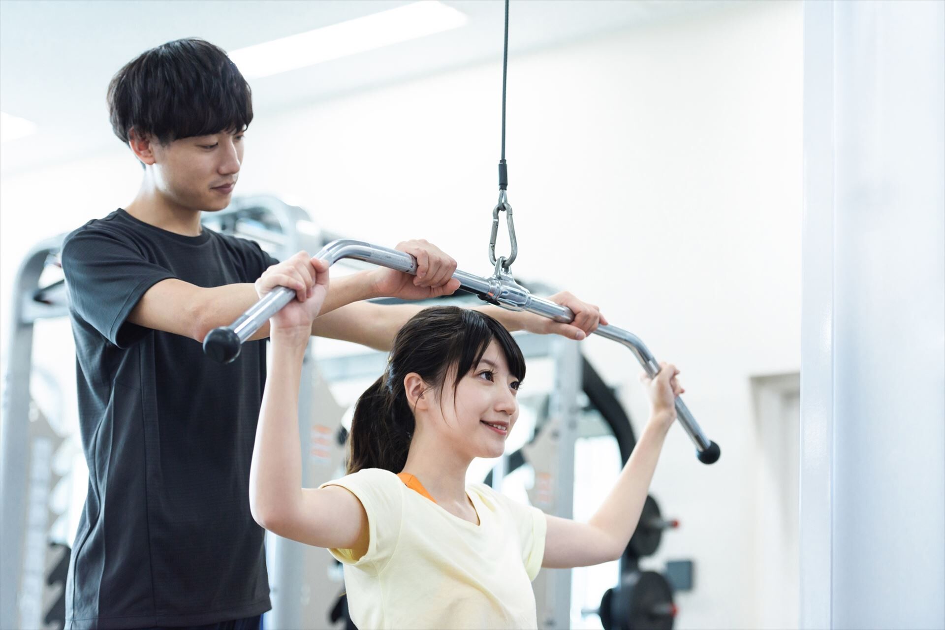 指導する男性スタッフ_R